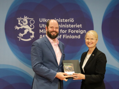Lear receives a certificate at the Fulbright orientation in Helsinki 
